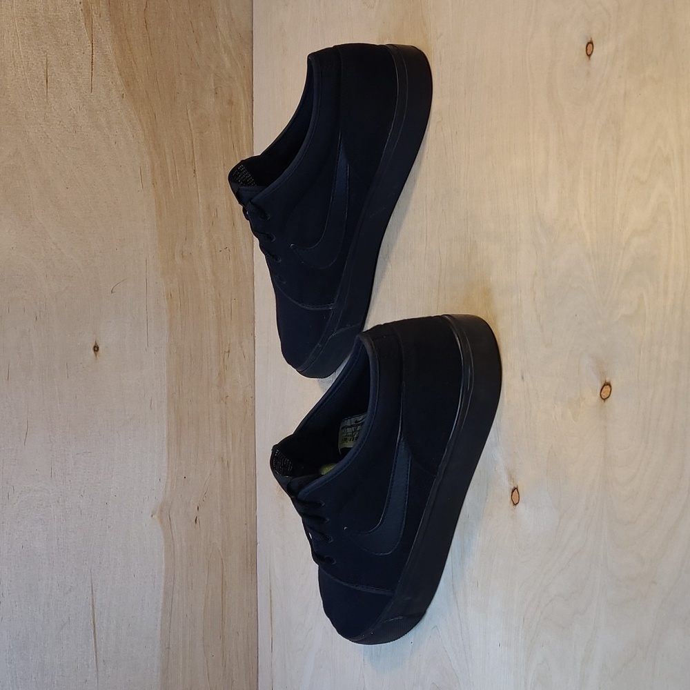 Nike Toki Low Triple Black Mens Sneakers - Picture 6 of 10